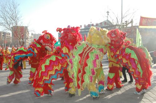 酒泉市2011年元宵節(jié)社火匯演期間，部分社火隊(duì)來(lái)公司拜年