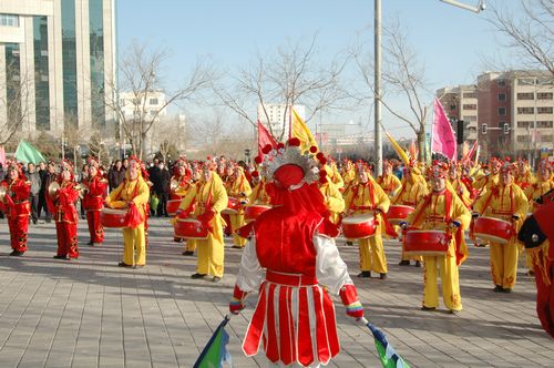 酒泉市2011年元宵節(jié)社火匯演期間，部分社火隊(duì)來(lái)公司拜年